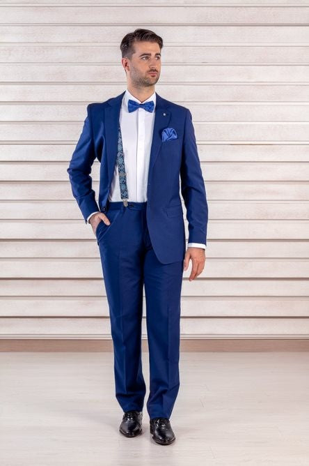 Traje azul eléctrico con complementos a tono
