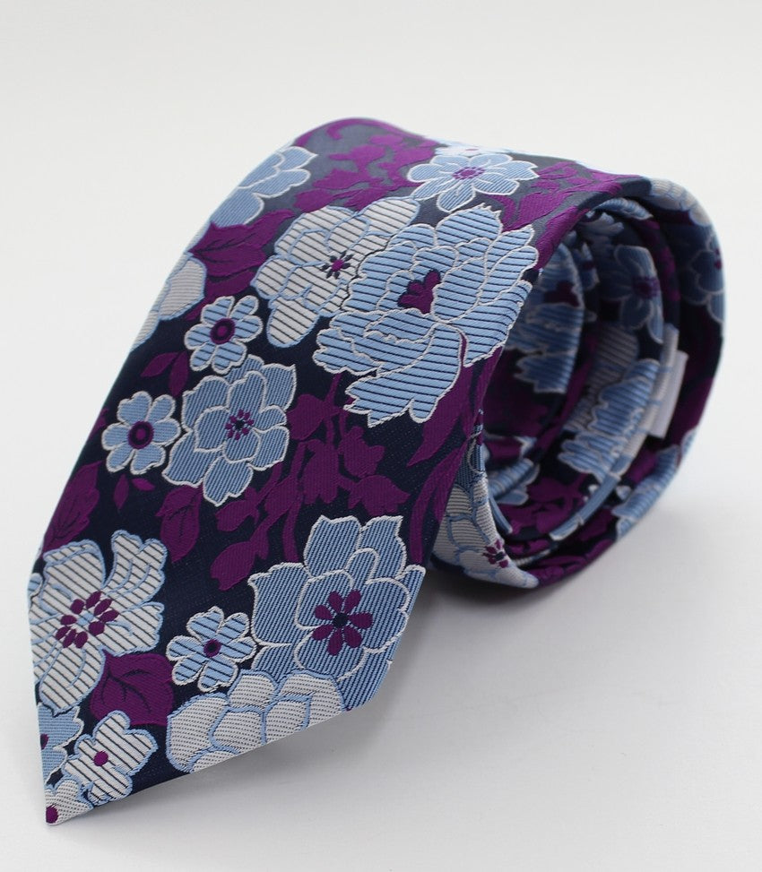 Corbata negra con estampado en flores violetas y celestes