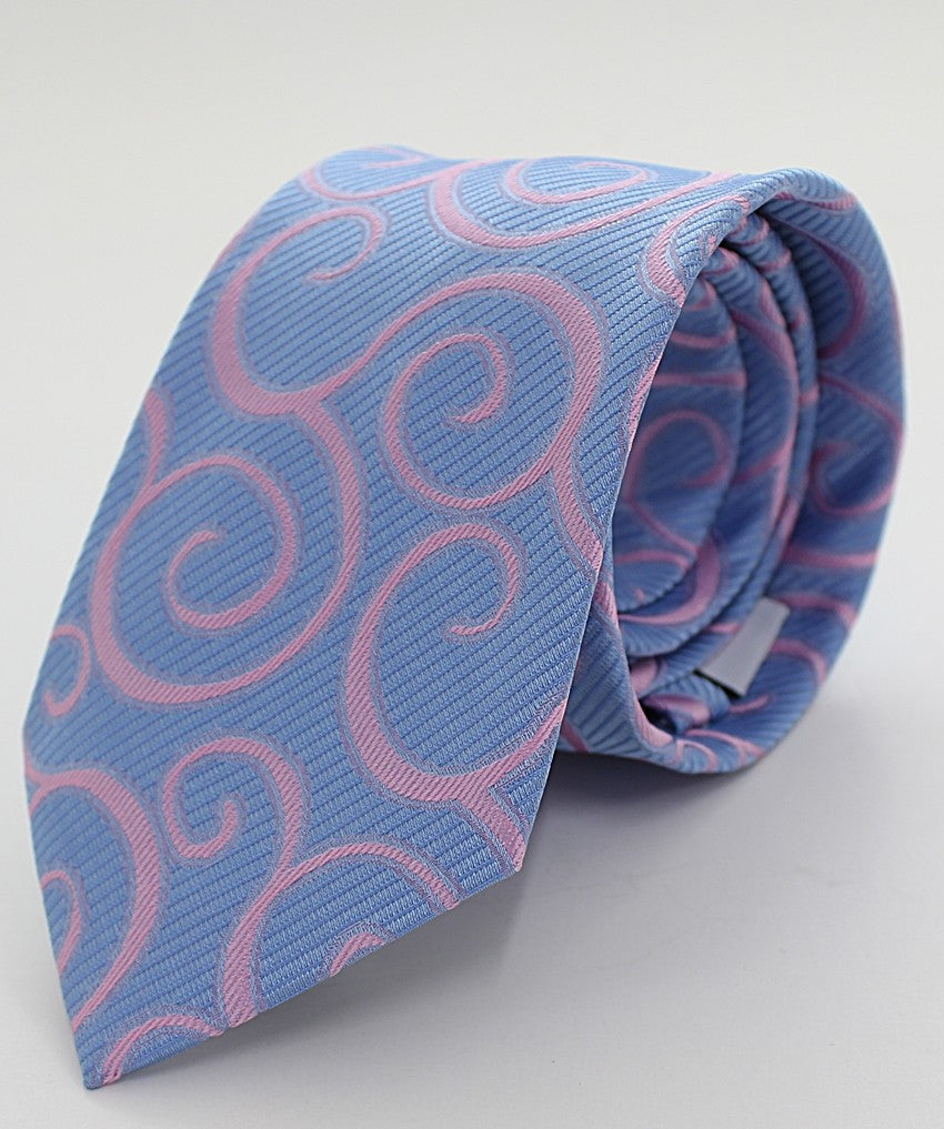 Corbata celeste con espirales rosas