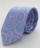 Corbata celeste con espirales rosas