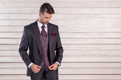 Traje gris oscuro con detalles granate