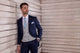 Traje azul marino con complementos a tono