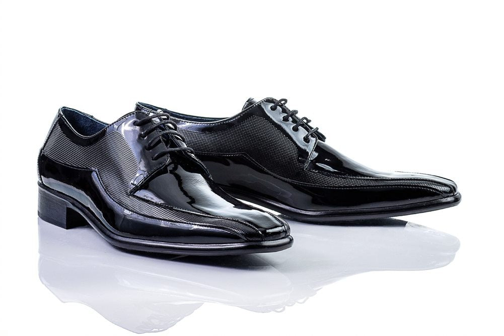 Zapato charol negro picotado con puntera cuadrada